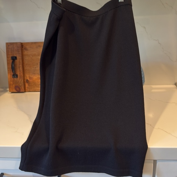 EUC ST JOHN SKIRT & SHORT SLEEVE SWEATER. BLACK. SIZE 12 - Picture 6 of 6
